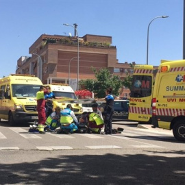 Los servicios de emergencia tratan de reanimar al anciano de 81 años en Torrejón de Ardoz (Madrid).-112