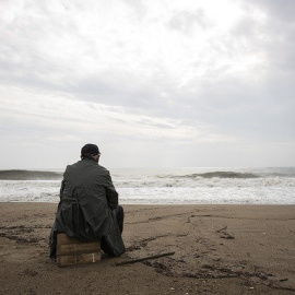 Hombre mirando el mar en una playa con cielo nublado. Imagen de archivo / Pixabay