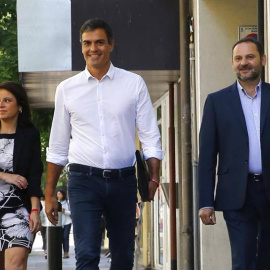 Pedro Sánchez (c), reelegido en primarias como secretario general del PSOE, acompañado por los diputados Adriana Lastra y José Luis Ábalos, a su llegada esta mañana a la sede del partido. |  J.P. GANDUL