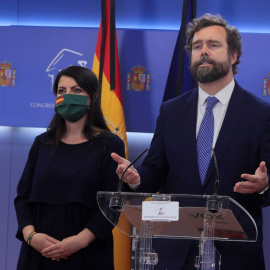 El portavoz de Vox en el Congreso, Iván Espinosa de los Monteros (d), y la secretaria general del grupo parlamentario de la formación, Macarena Olona, ofrecen una rueda de prensa a su salida de la Junta de Portavoces del Congreso, este martes en Madrid.