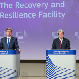 El vicepresidente de la Comisión, Valdis Dombrovskis, y el comisario de Asuntos Económicos,   Paolo Gentiloni, en una rueda de prensa en Bruselas para explicar los detalles del fondo de recuperación de la UE frente a la crisis del coronavirus. REUTERS/