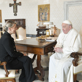 Encuentro entre la vicepresidenta segunda Yolanda Díaz y el Papa Francisco.- EFE