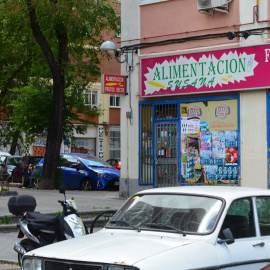 Dos vecinos del Barrio del Pilar conversan en la calle –pese a la prohición– frente a un local de alimentación regentado por una familia china. JOSE CARMONA.