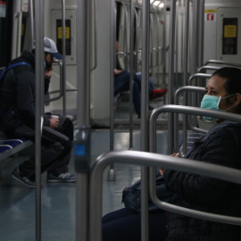 Pla tancat d'una usuària del metro de Barcelona amb mascareta a l'interior d'un tren de la línia 3. Imatge del 4 de maig de 2020. (Horitzontal). Albert Cadanet | ACN