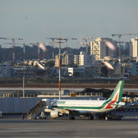 Un avión de Alitalia, en el aeropuerto Ben Gurion de Tel Aviv (Israel). REUTERS/Amir Cohen