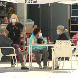 Vecinos de Badajoz salen de terrazas con las altas temperaturas