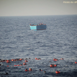 Al menos 20 muertos tras caer al agua unas 200 personas en el Mediterráneo / TWITTER