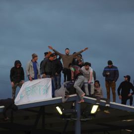 17/03/2020.- Los inmigrantes en situación irregular internos en el Centro de Internamiento de Extranjeros (CIE) de Aluche se amotinan por posibles contagios de coronavirus dadas las malas condiciones higiénicas del centro, hoy lunes en Madrid. El Minist