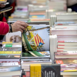 Justo el día después de acabar la Semana Santa en Cataluña, llega este año Sant Jordi, en una jornada, en plena campaña electoral. EFE