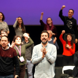 El líder de Podemos y vicepresidente segundo del Gobierno, Pablo Iglesias (i), ha comenzado hoy sábado en A Coruña la precampaña gallega con un acto para arropar al cabeza de lista de la coalición Galicia En Común-Anova-Mareas, Antón Gómez-Reino (