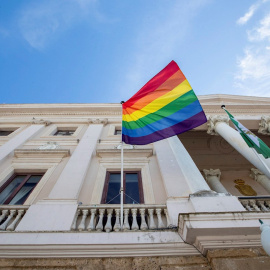 26/06/2020.- El juzgado de lo Contencioso-Administrativo número 1 de Cádiz ha admitido las medidas cautelarísimas solicitadas por la Asociación Española de Abogados Cristianos y ha obligado al Ayuntamiento de Cádiz a retirar la bandera LGTBi colgada