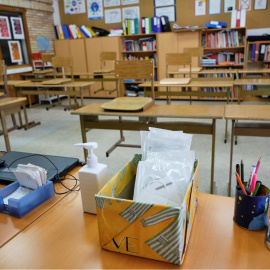 Mascarillas y gel desinfectante en la mesa del profesor de un aula en Madrid. Europa Press / Jesús Hellín