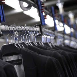 Chaquetas de la marca Zara, en la factoría de Inditex en su sede central en la localidad coruñesa de Arteixo. AFP/Miguel Riopa