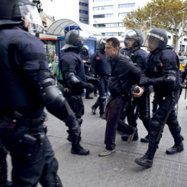 Un detenido en la plaza de Catalunya el 27-M.