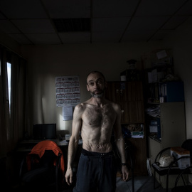 Fernando González, 45, durante una entrevista en el local del comité de empresa de la EBHI EBHI, donde ha mantenido un encierro con huelga de hambre durante 37 días a favor de otros 7 compañeros. Gijón, Asturias, España. MANU BRABO