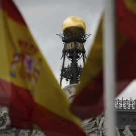 La cúpula del Banco de España entre banderas españolas. REUTERS/Sergio Pérez