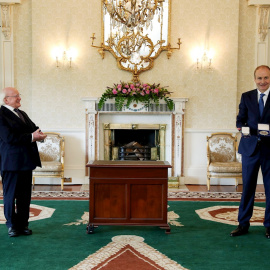 El primer ministro irlandés, Micheál Martin (derecha), junto al presidente, Michael Higgins. / EFE