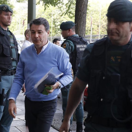 Ignacio González, a su llegada a su despacho para el registro de la Guardia Civil. EFE/Ballesteros