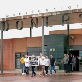 Los presos del procés sostienen una pancarta donde se lee "Freedom for Catalonia" (Libertad para Catalunya). -Albert Gea / REUTERS