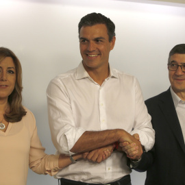 pedro Sánchez, nuevo Secretario General del PSOE, junto a sus rivales, Susana Díaz y PatxI López.EFE/Javier Lizón