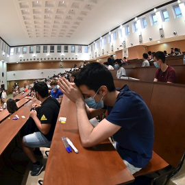 06/07/2020.- Un estudiante se concentra antes de comenzar los exámenes de acceso a la Universidad (EBAU) en el aula magna de la Facultad de Físicas de la Complutense en Madrid. EFE/ Fernando Villar