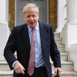 Boris Johnson sale de su residencia en Londres. (ANDY RAIN | EFE)