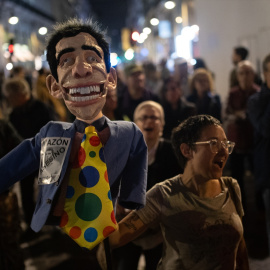  Una mujer con un muñeco de Mazón durante una manifestación que recorre las calles de Valencia para exigir la dimisión del presidente de la Generalitat valenciana. Europa Press