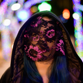 Una mujer asiste a una protesta contra la violencia de género en el Día Internacional de la Eliminación de la Violencia contra la Mujer, en Caracas, Venezuela, 25 de noviembre de 2022. —Gaby Oraa/Reuters