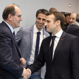 El presidente francés Emmanuel Macron (R) se da la mano con nuevo Primer Ministro Francés, Jean Castex (L). EFE/EPA/LUDOVIC MARIN / POOL MAXPPP OUT