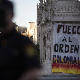 La pancarta desplegada en la estatua de Colón de Madrid por activistas antirracistas.- JAIRO VARGAS