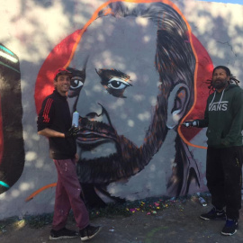 Julio Achútegui (izquierda) y Jesús Cruz Artiles (derecha) realizando el mural en homenaje a Julio Anguita en Berlín. / Facebook Eme Street Art