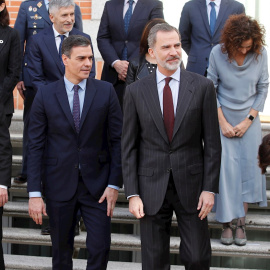 El rey Felipe VI, con el presidente, Pedro Sánchez, el vicepresidente segundo, Pablo Iglesias, y los otrs vicepresidentes, ministros y altos cargos que forman parte del Consejo de Seguridad Nacional, durante la foto de familia. EFE/Juan Carlos Hidalgo