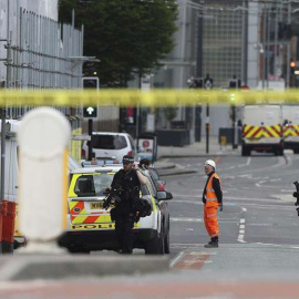 Policías patrullan los alrededores del Manchester Arena horas después del atentado que dejó 22 muertos. | EFE