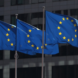 Banderas de la UE en el exterior de la sede de la Comisión Europea, en Bruselas. REUTERS/Yves Herman