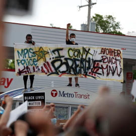 Los manifestantes se reúnen en la escena donde George Floyd, un hombre negro desarmado, fue inmovilizado por un oficial de policía arrodillado sobre su cuello antes de morir en un hospital en Minneapolis. REUTERS / Eric Miller