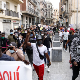 Manifestants que han participat a la manifestació que s'ha fet a Lleida per denunciar el racisme i en memòria de George Floyd, el 7 de juny de 2020. ACN/Anna Berga