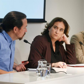 Pablo Iglesias, Ada Colau i Jaume Asens en la presentació de la proposta dels Comuns. EFE / QUIQUE GARCÍA