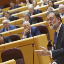 El presidente del Gobierno, Mariano Rajoy, durante su intervención en la sesión de control al Gobierno esta tarde en el Senado. EFE/Javier Lizón