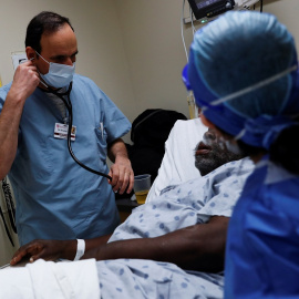 Un paciente de coronavirus en un hospital de Chicago, EEUU. REUTERS