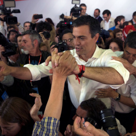 Pedro Sánchez celebra la victoria en las primarias del PSOE con los militantes del partido. REUTERS/Sergio Pérez