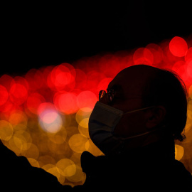  Un hombre se toma una selfie frente a las luces navideñas con los colores de la bandera española en Madrid el 26 de noviembre de 2020.ÓSCAR DEL POZO / AFP