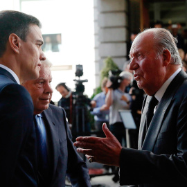 Pedro Sánchez conversa con Juan Carlos I en presencia de Felipe González durante el funeral de Alfredo Pérez Rubalcaba. - EFE