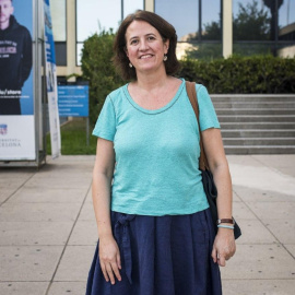 La presidenta de l'ANC, Elisenda Paluzie, a l'entrada de la facultat d'Economia de la UB. MIGUEL VELASCO ALMENDRAL.