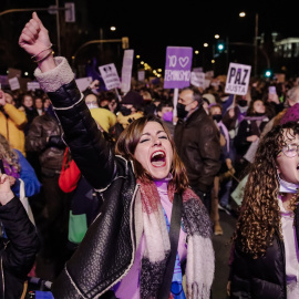 Un grupo de personas participa en una manifestación por el 8M, Día Internacional de la Mujer, desde la plaza de Atocha hasta la de Colón, a 8 de marzo de 2022, en Madrid (España). -Carlos Luján / Europa Press