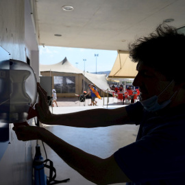 29/05/2020.- Un hombre se desinfecta las manos dentro de las instalaciones de La Ciudad de la Raqueta en Madrid. / EFE - FERNANDO VILLAR