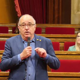 Pla mitjà del conseller d'Educació, Josep Bargalló, intervenint al ple del Parlament el 21 de maig del 2020. JOB VERMEULEN / ACN