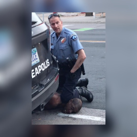 Captura del vídeo difundido en redes sociales en el que se ve a un policia encima del cuello de George Floyd, quien murió bajo custodia policial en Mineapolis.