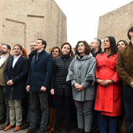 El presidente de VOX, Santiago Abascal (2i), el líder del PP, Pablo Casado (4i), y el líder de Ciudadanos, Albert Rivera (d), han posado junto a otras personalidades asistentes a la concentración convocada por su partido, Ciudadanos y el PP este doming