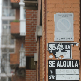 Varios carteles de 'Se Alquila' en la pared de un edificio. / Europa Press / Archivo