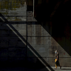 09/06/2020.- Una persona camina por el barrio de Horta de Barcelona. / EFE - Enric Fontcuberta